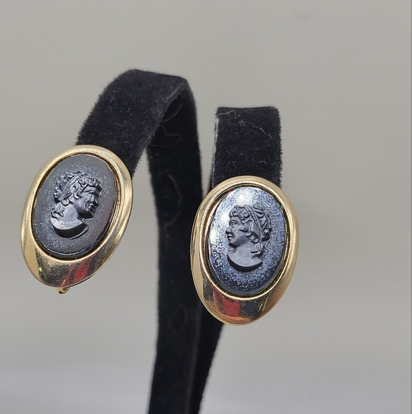 Vintage Hematite Intaglio Clip Earrings Gold Tone Roman Style Oval 1" - Picture 1 of 7